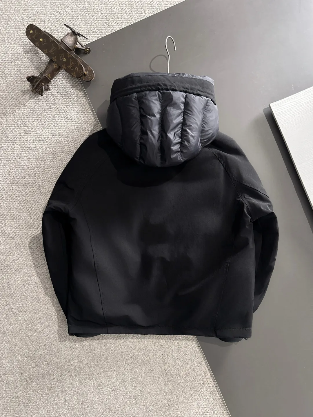 Two-day delivery time P960 Big Goose 🔥🔥 High-end customization 2025 winter official website's latest popular down jacket. Original custom-made hardware accessories for customers, all imported and original customization. Welcome to compare at the counter. Absolutely high quality. Use top-grade 90 white goose down. Super soft. Filled with fluffy and full feathers. Super heavy work. Fabric workmanship is excellent. The version is super perfect. Note⚠The fabric is super comfortable. Exclusive model. High-end quality. A must-have warm and protective artifact in winter. Size: M-3XL